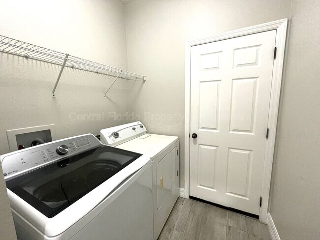 Building Photo - 4032 Meadowlark Dr