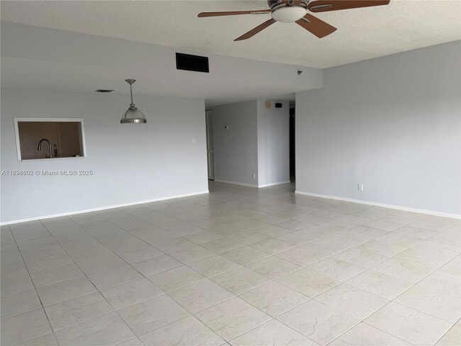 Building Photo - 3200 Port Royale Dr N