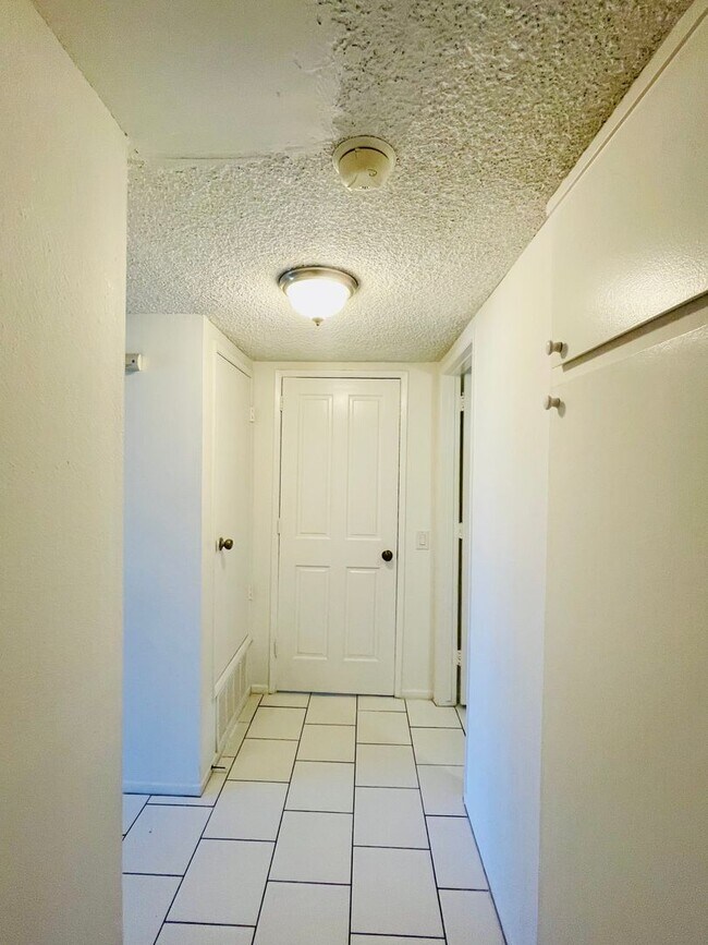 Building Photo - Charming 2-Bedroom, 1.75-Bathroom Unit with Garage, Patio & Community Amenities!
