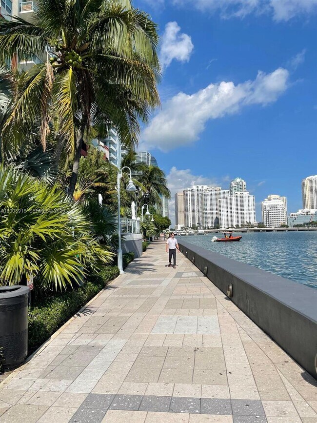 Building Photo - 1155 Brickell Bay Dr