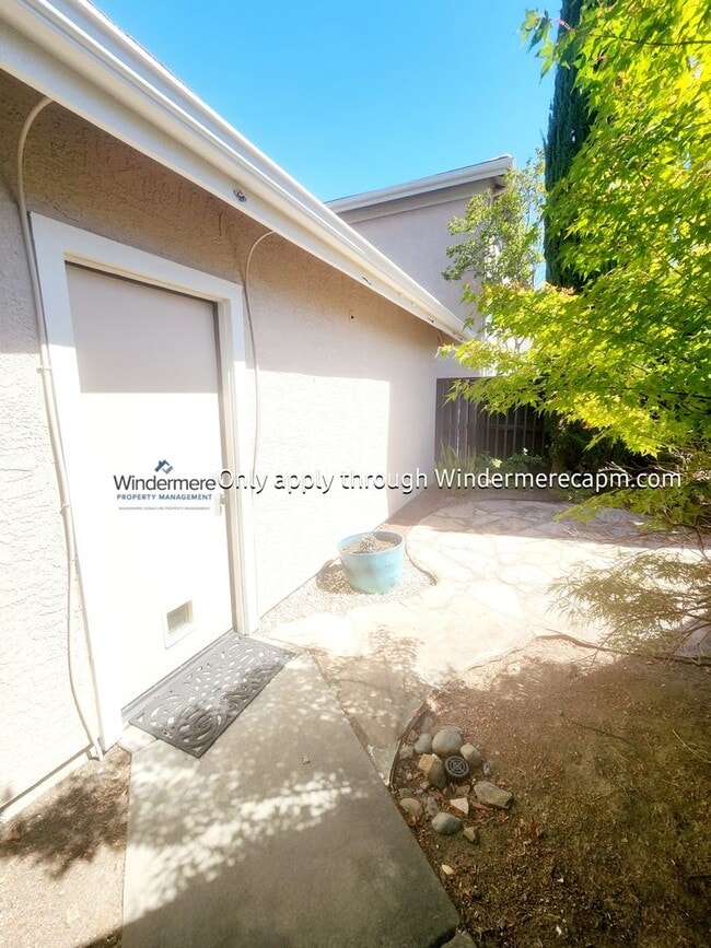 Building Photo - Bright 3 bedroom, 2 bath in Gated Communit...