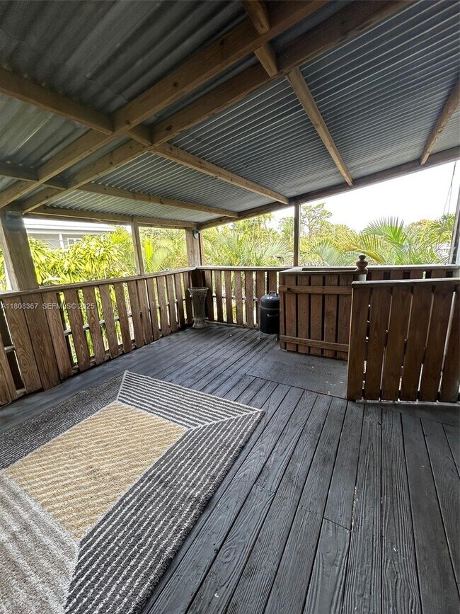 Building Photo - 1531 NE 35th St