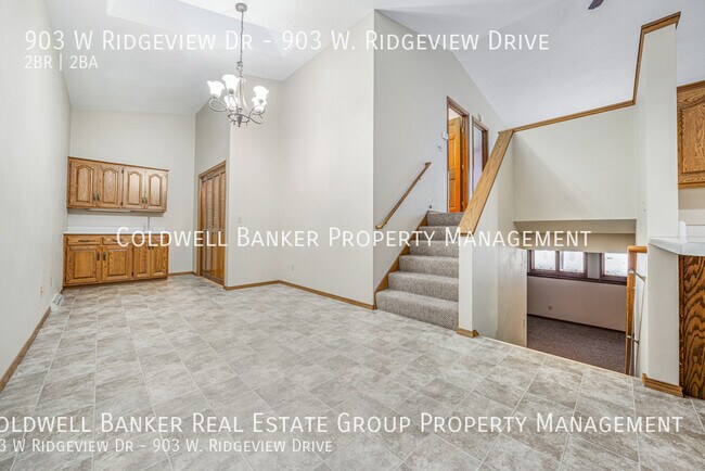 Building Photo - 903 W Ridgeview Dr