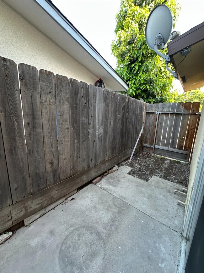 Building Photo - 1069 Cherry Ln