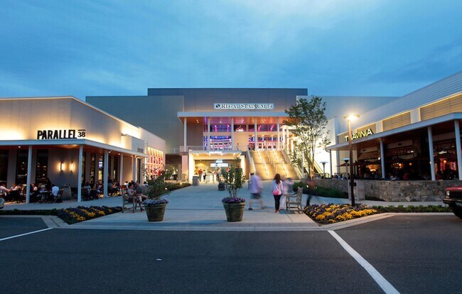 Entertainment & Restaurants 10 min from our home - 754 Woodlands Rd