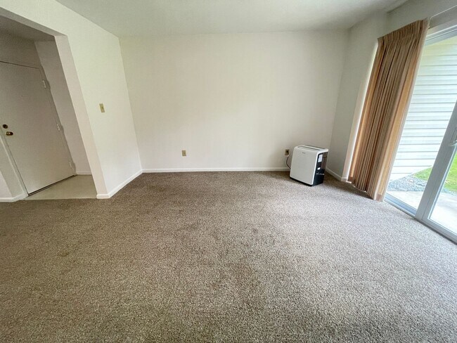 Building Photo - Perfectly located, quiet apartment complex just south of UNC, for graduate / med students - Inclu...