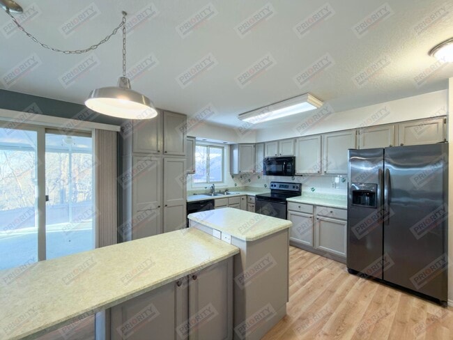 Building Photo - Main level living!