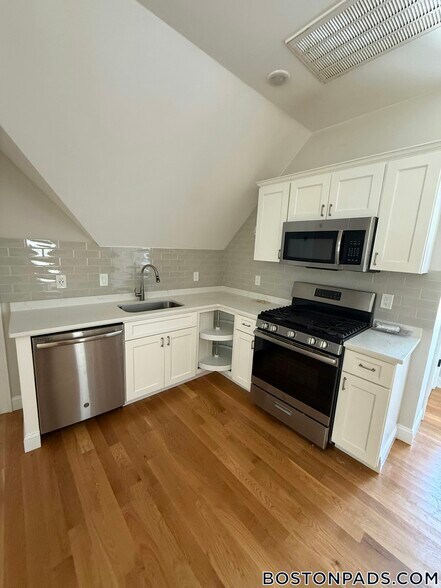 Building Photo - 62 Gordon St