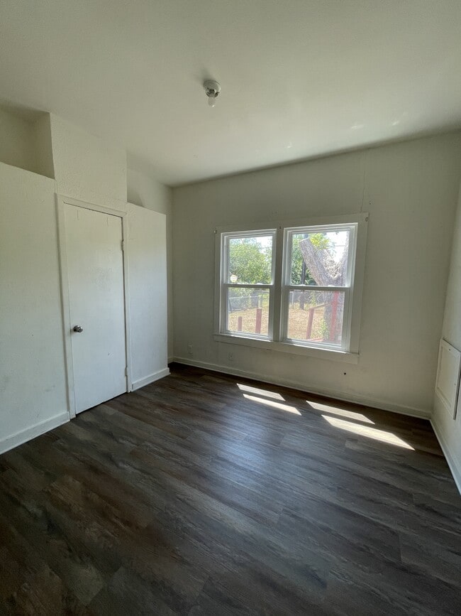 Building Photo - 3618 W Travis St