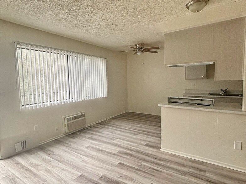 Building Photo - 216 Cypress Ave