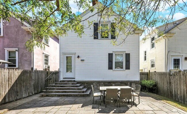 Building Photo - 813 N Franklin St