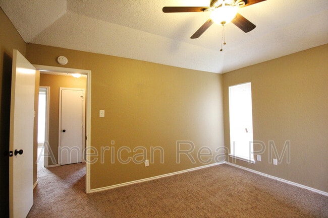 Building Photo - 2622 Hartford Ln