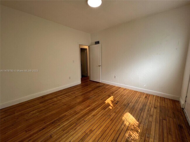 Building Photo - 726 Meridian Ave