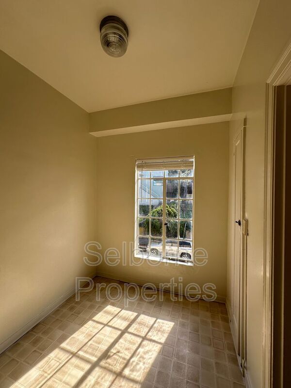 Building Photo - 2501 Ivy Dr