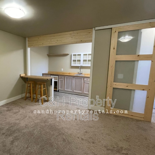 Building Photo - 1417 Columbine Dr