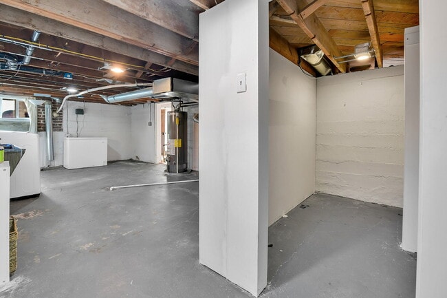 Building Photo - $2,600.00, 1 bed + non-conforming room, 1 ...