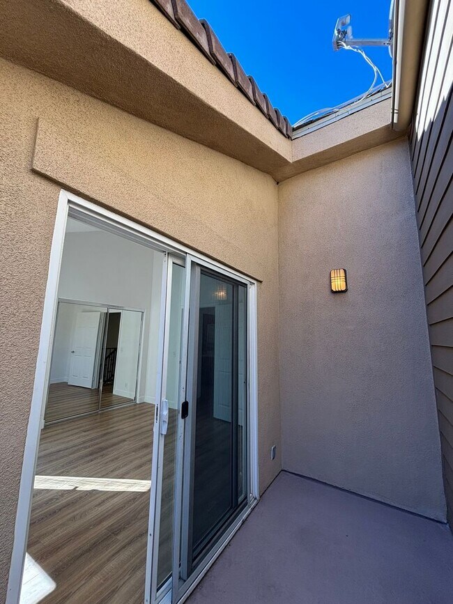 Building Photo - Remodeled 3 Bed 3 Bath Townhome for Rent in Glendale, CA