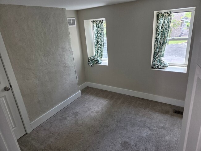 Building Photo - 2 Bedroom 1 Bath Townhouse