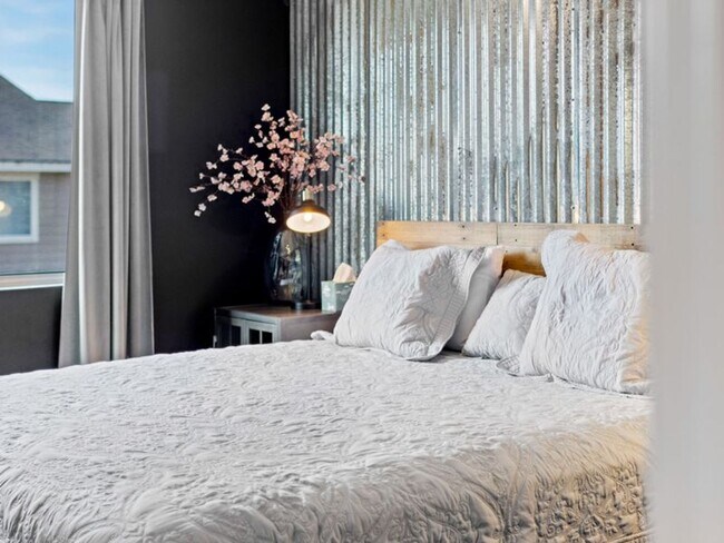 Building Photo - Desirable Kendall Yards Townhouse – Modern Living Near Downtown Spokane (Furnished)