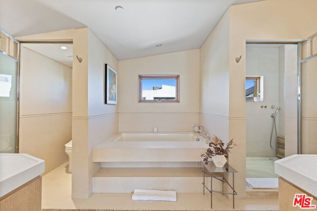 Building Photo - 812 Brooks Ave