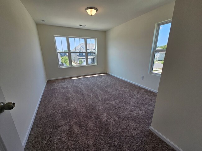 Building Photo - Like New End-Unit townhome in Monroe