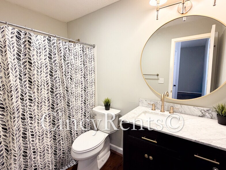 Building Photo - 422 Clark St