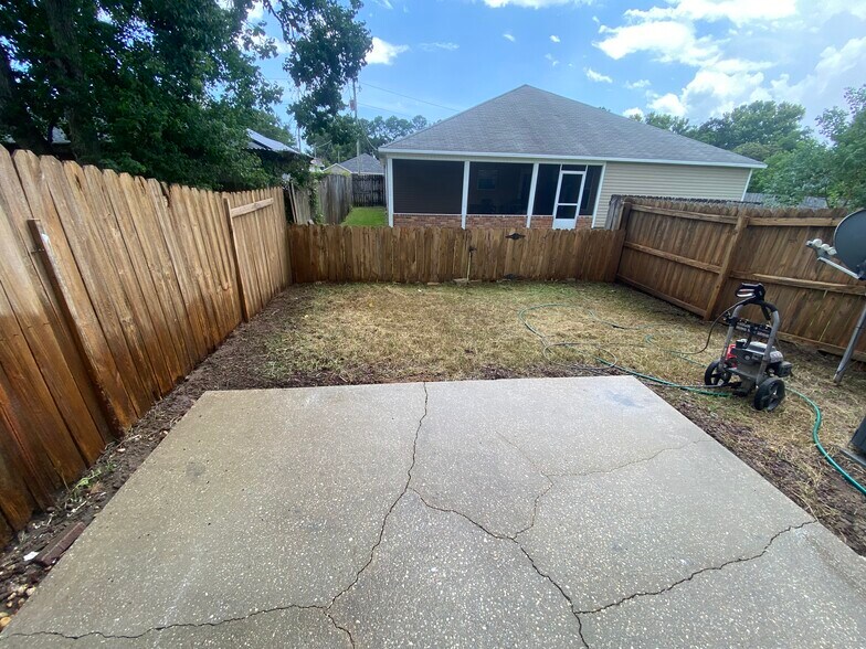 Building Photo - 1814 Whispering Oaks Ln