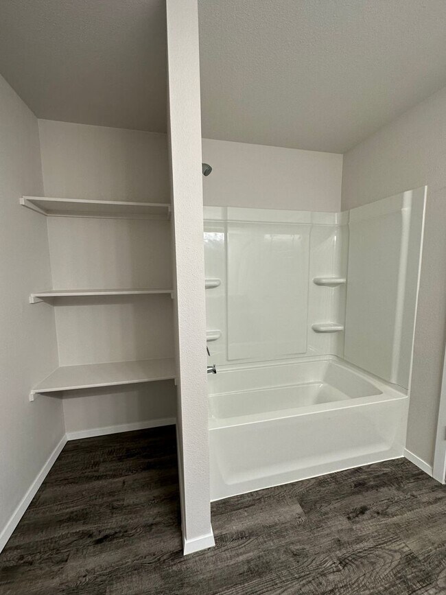 Building Photo - Now Preleasing Beautiful 3-Bedroom Home in Broken Arrow