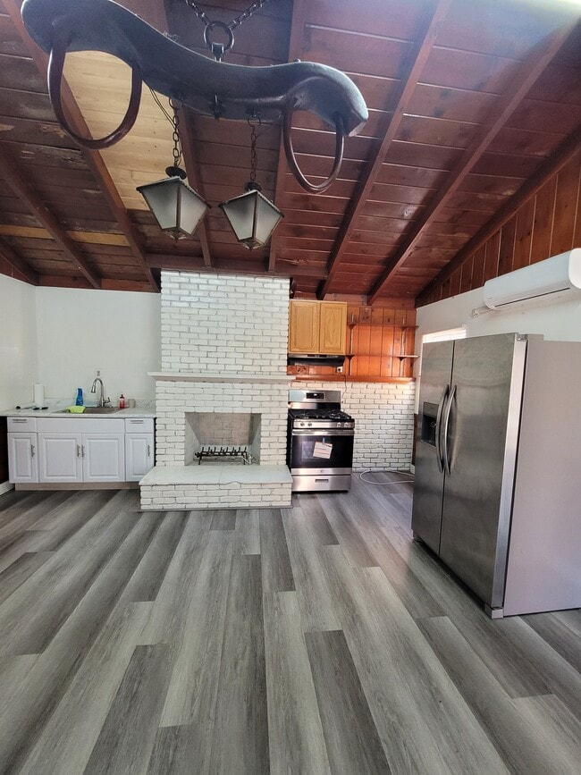 Building Photo - 10916 Acacia Ave