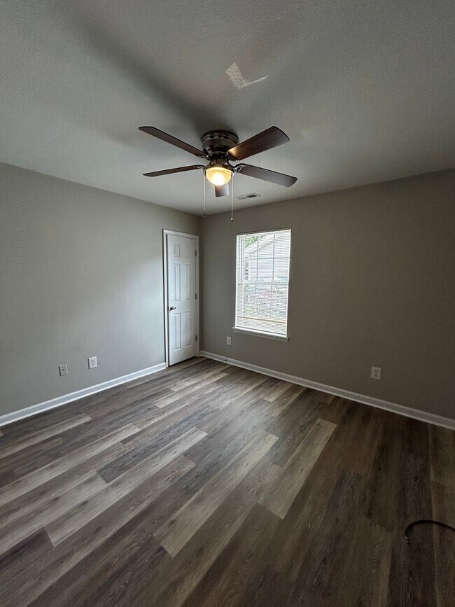 Building Photo - Charming 2 Bed, 1 Bath, 1 Car Garage, Cove...