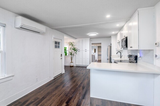 Building Photo - 117 Mosman Ave SW