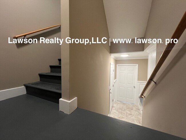 Building Photo - Beautiful, Spacious Crescent Home in Colon...