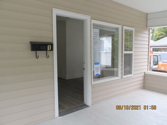 Building Photo - 8525