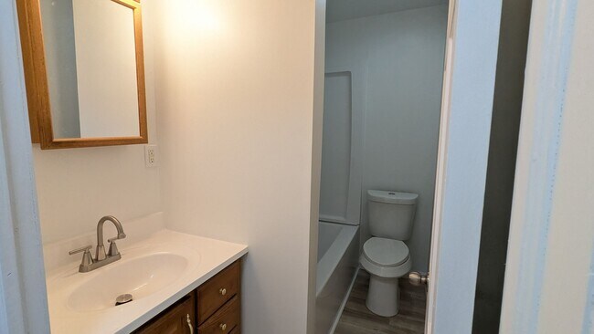 Building Photo - 1874 Manor Dr