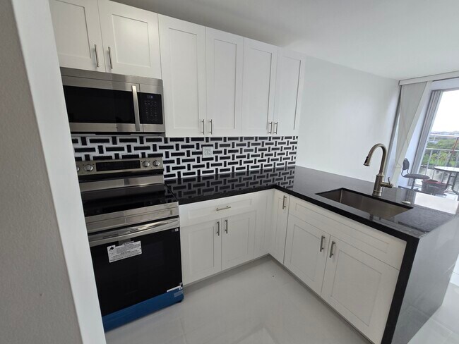 Building Photo - 1700 NW North River Dr