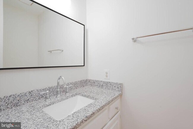 Building Photo - 28 Sterling Ct