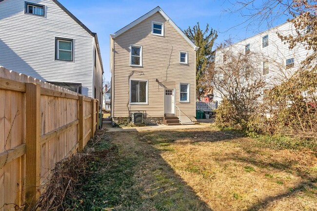 Building Photo - Newly renovated! Available August 1st 2027