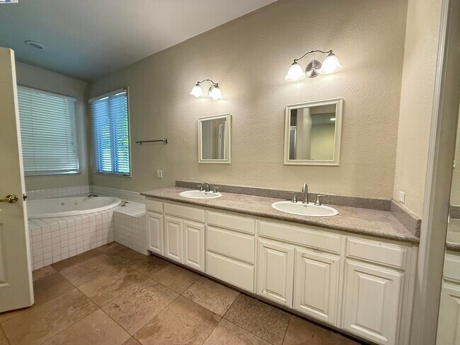Building Photo - 7879 Cypress Creek Ct
