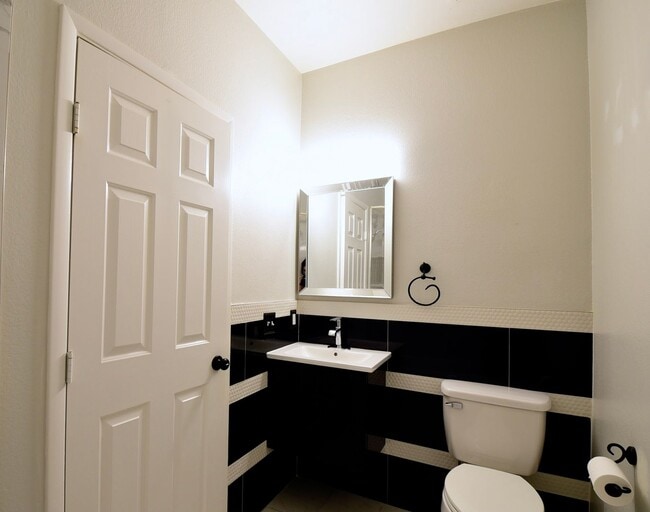 Building Photo - Live In The Heart Of Summerlin 2 Bed 2 Bat...
