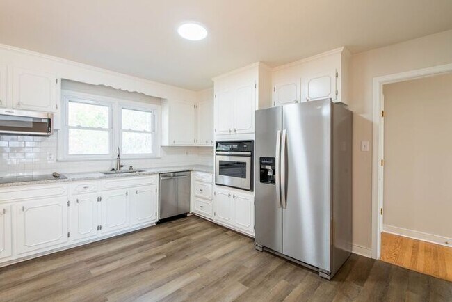 Building Photo - Newly remodeled 3/2.5