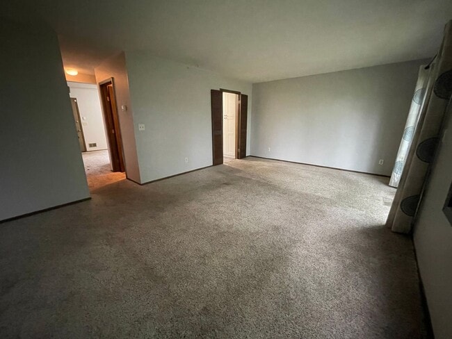 Building Photo - Spacious 3 BR / 2 BA Townhouse w/ Walkout ...
