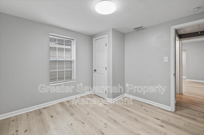 Building Photo - 705 W 47th St