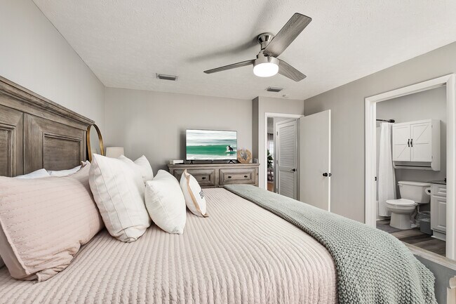 Building Photo - 17642 Front Beach Rd