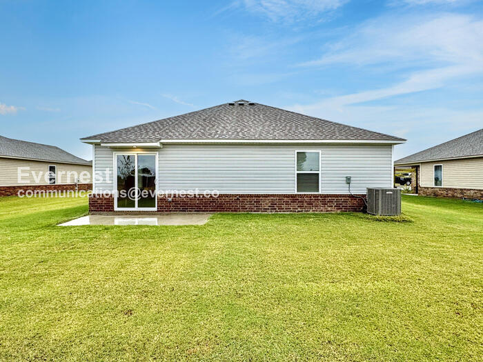 Building Photo - 707 N Dogwood Ave