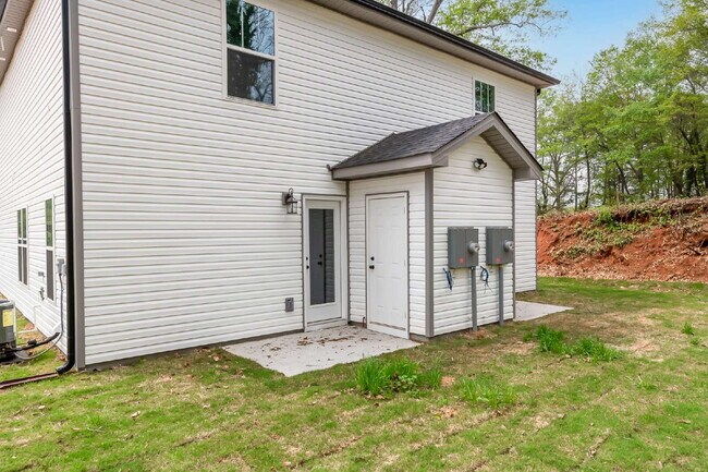 Building Photo - Elegant 2-Bedroom, 2.5-Bath Townhome Minutes from Downtown Greenville and walking distance to Swa...