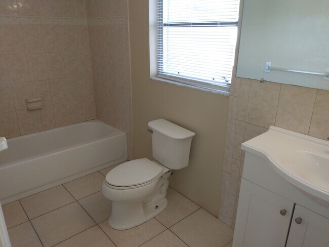 Building Photo - 2 Bed/2 Bath 1200 Sq. Ft. home with BONUS ROOM, indoor laundry & a fenced yard!!