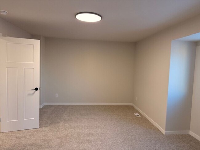 Building Photo - 3 Bedroom South Anchorage Townhouse! Utilities Included!