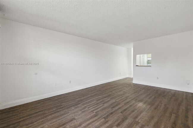 Building Photo - 465 E 28th St