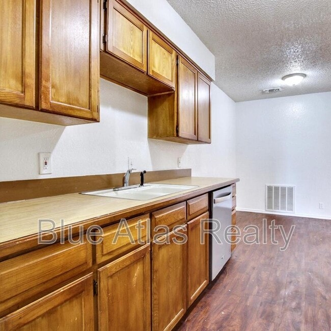 Building Photo - 6859 S Creek Dr