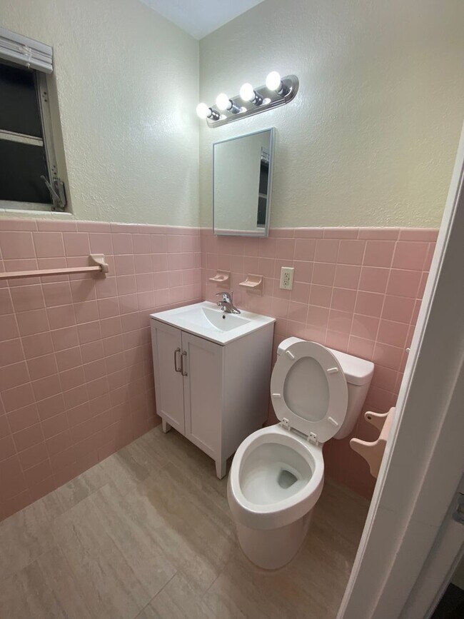 Building Photo - 2385 Poinsettia Dr